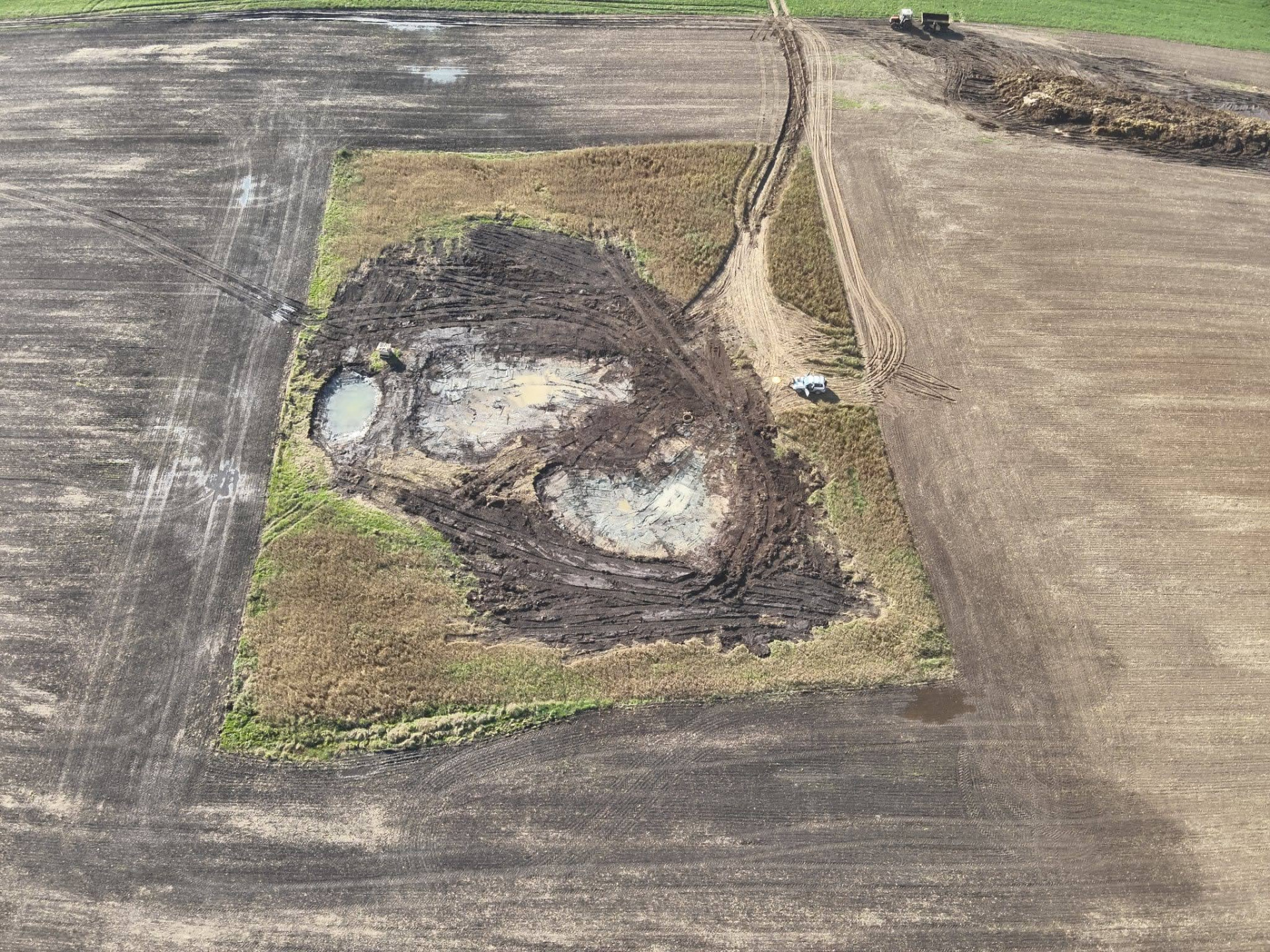 Výstavba 3 tůní na mokřadu v poli